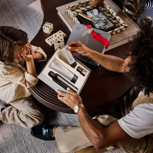 The Power of Love at Rituals. Dad opening a gift set.
